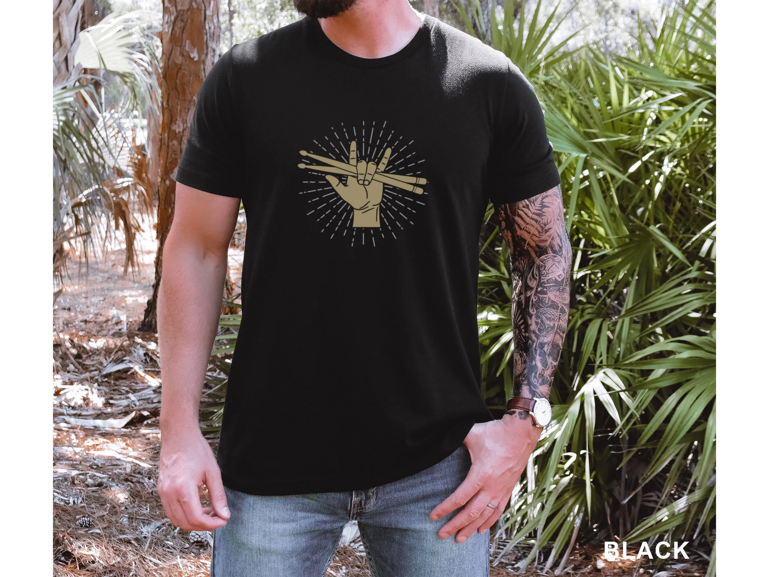 Футболка с музыкальными барабанами и палочками