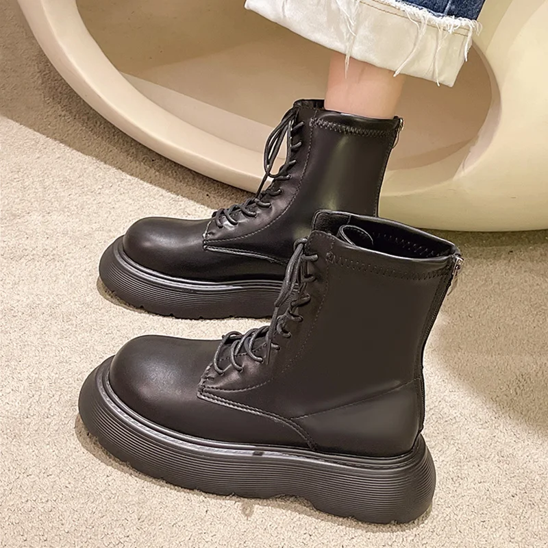 Женские ботинки на шнуровке коричневые с круглым носком плоской подошве