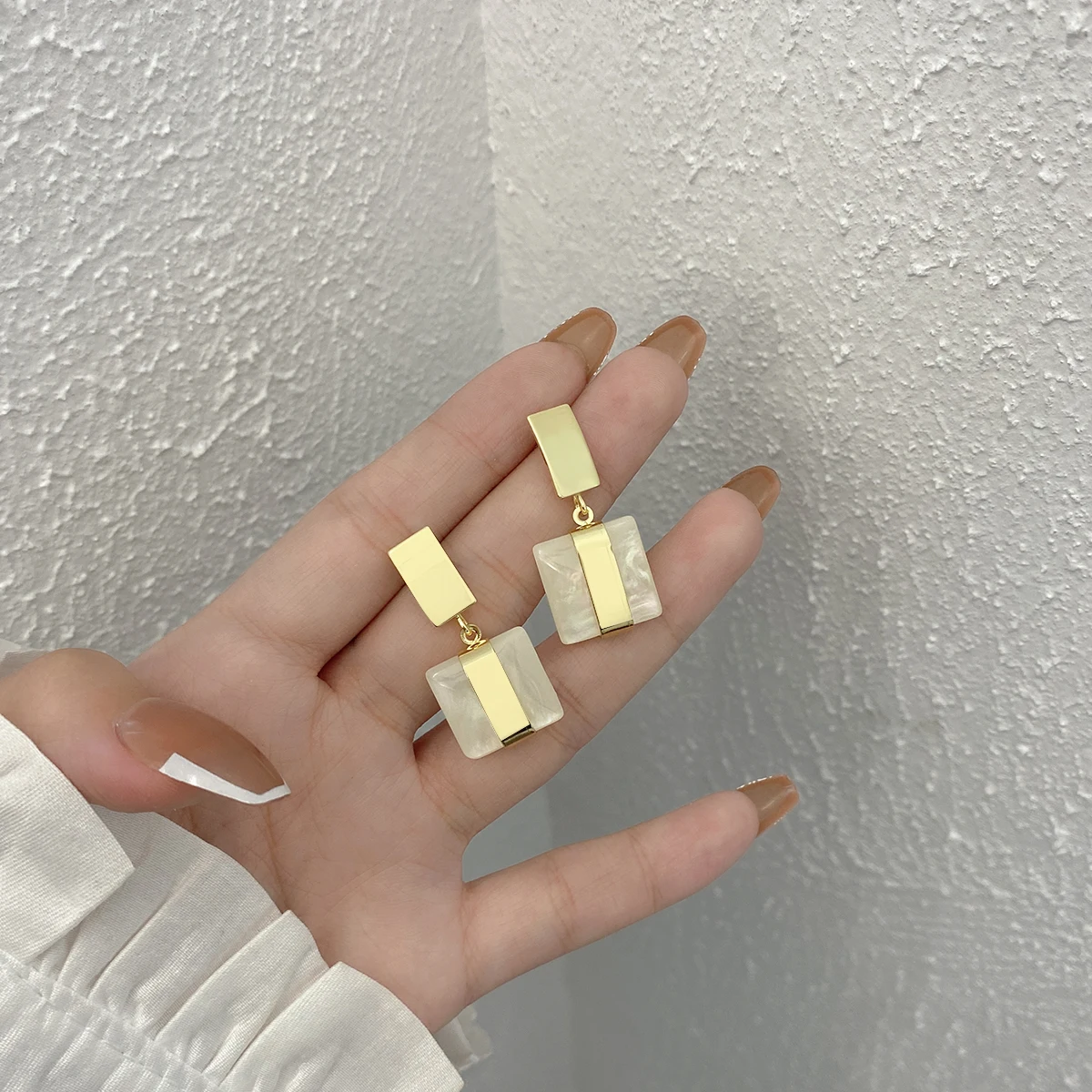 

AENSOA New Trendy White Resin Hoop Earrings for Women Girls Multicolor Geometric Square Acrylic Metal Earrings Party Jewelry