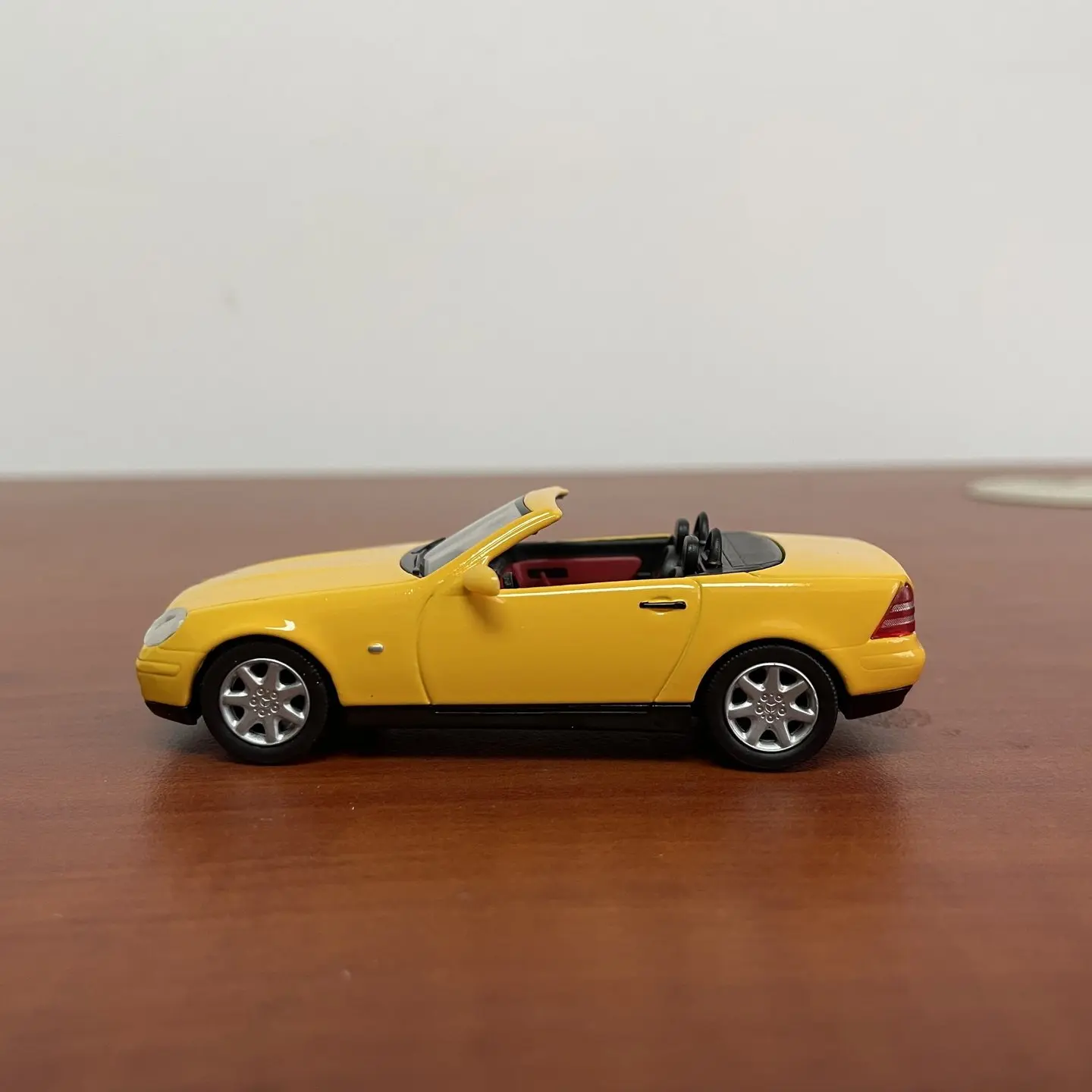 Фото Модель автомобиля HERPA 1:43, литая под давлением, из сплава, Mercedes-Benz SLK230 R170, кабриолет, классическая ностальгическая модель, подарок для взрослых, сувенир, статическая модель для демонстрации №2