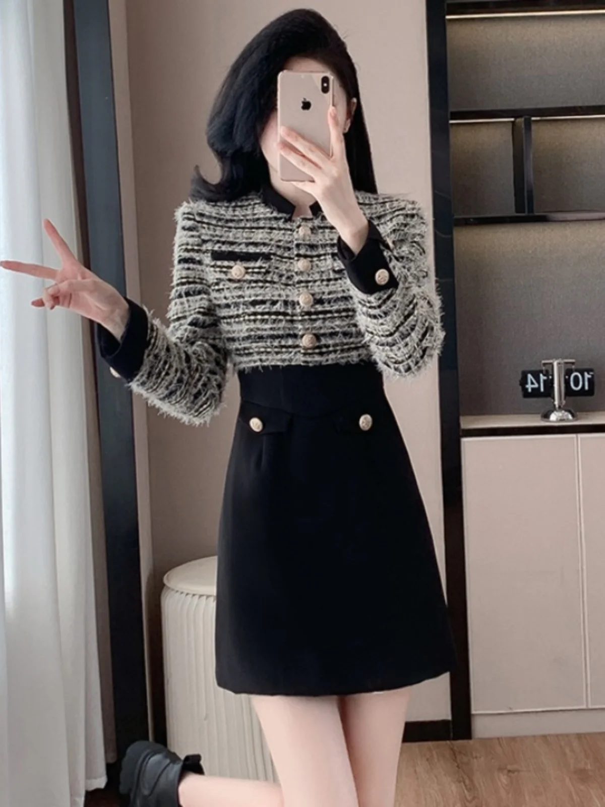 Женское облегающее платье с юбкой трапециевидной формы черное в стиле