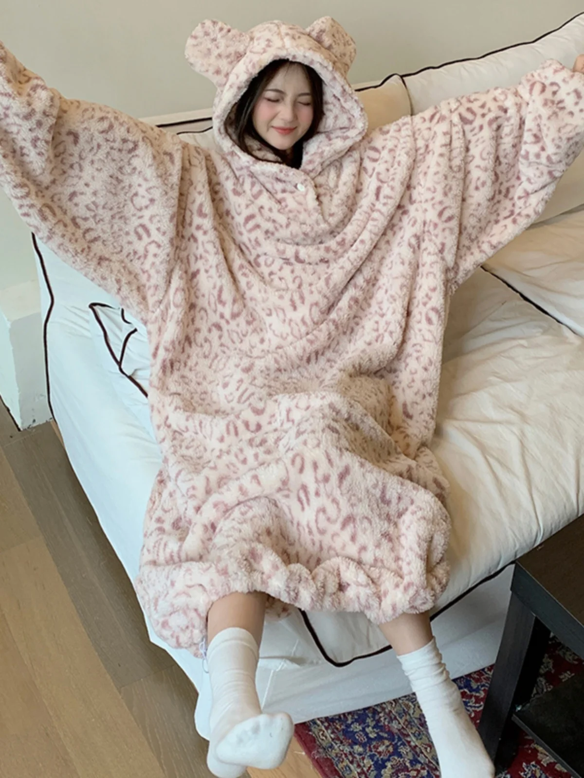 Leopard Print Large Nightgown Autumn and Winter Coral Fleece Men's Women's Same Sle Fleece-lined Thickened Cartoon Hood...