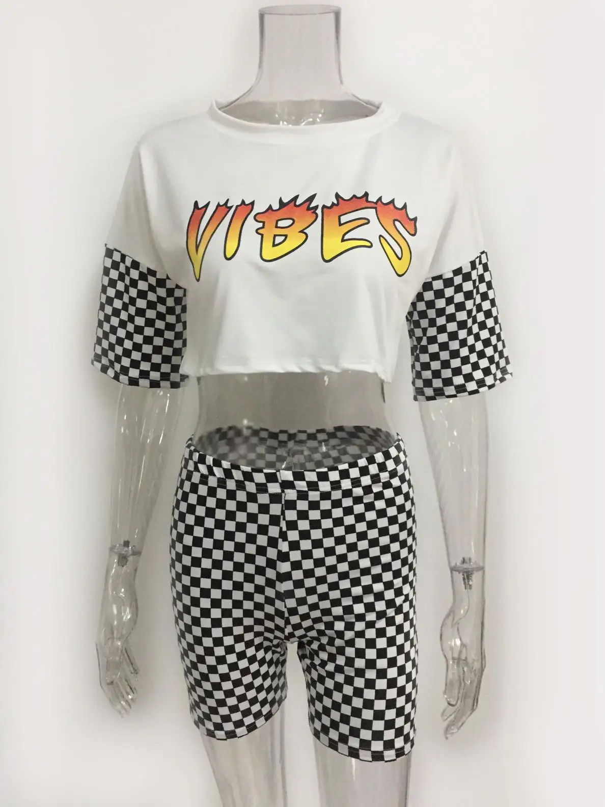 Рисунок 5 - Короткий топ в клетку с надписью