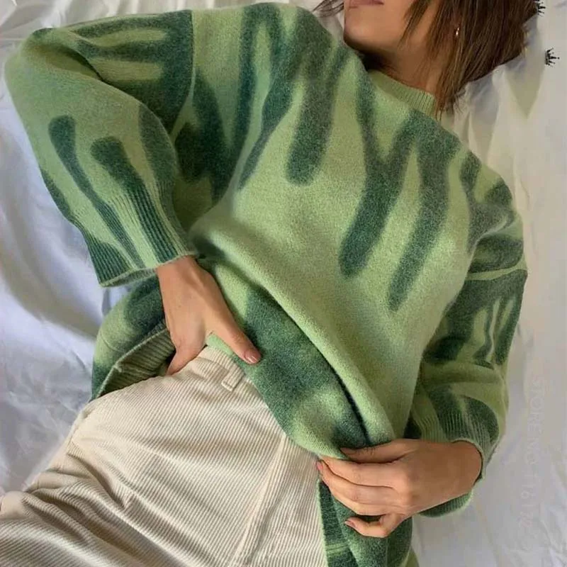 Пуловер женский зимний оверсайз с круглым вырезом и принтом в зеленую полоску