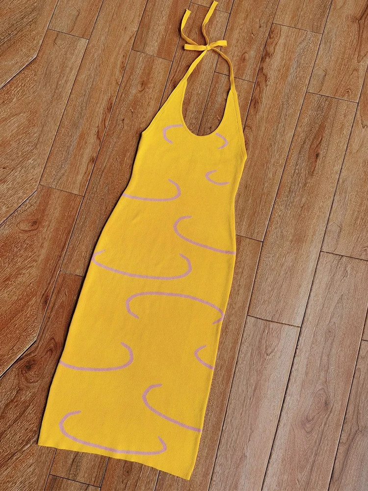 Женское трикотажное облегающее платье желтое миди без рукавов с принтом пейсли