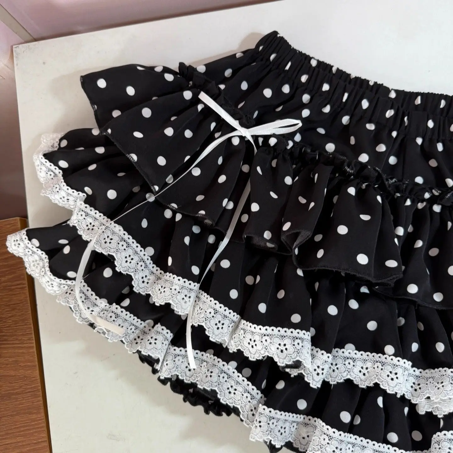 Фото Юбка мини в стиле Y2K Sweet Lolita с горошком, японская многоярусная юбка с оборками и кружевной отделкой, белый бант, черно-белая, для вечеринок в стиле Harajuku Subculture №3