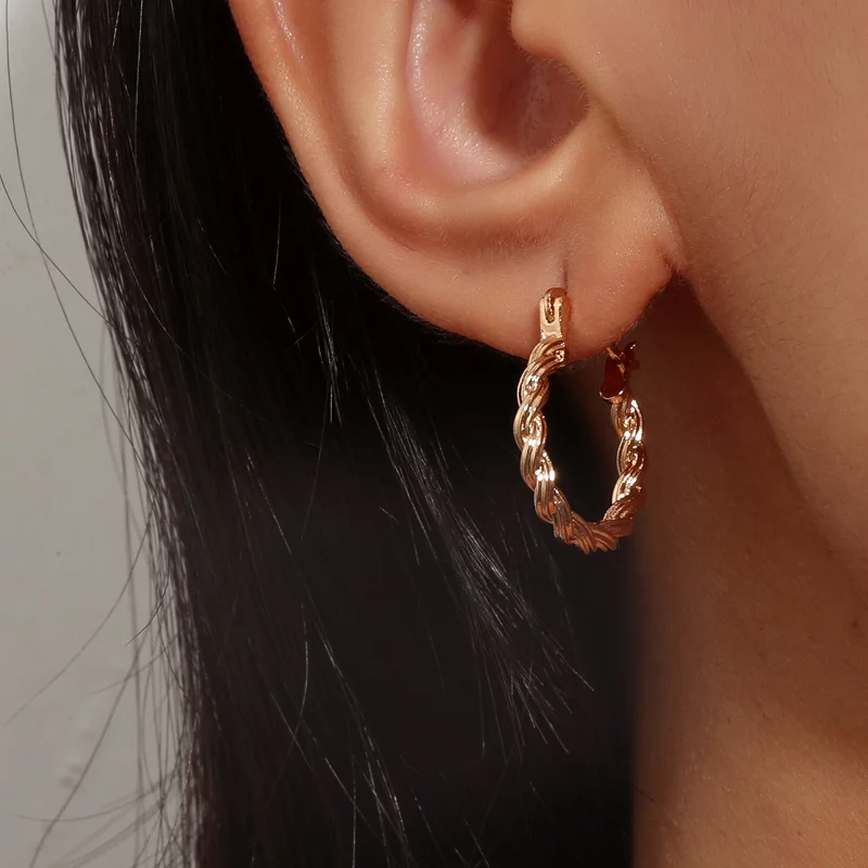 

2022 New Minimalist Geometric Twist Hoop Earrings for Women Gold Color Chunky Circle Huggie Earring Female Creative Jewelry Gift