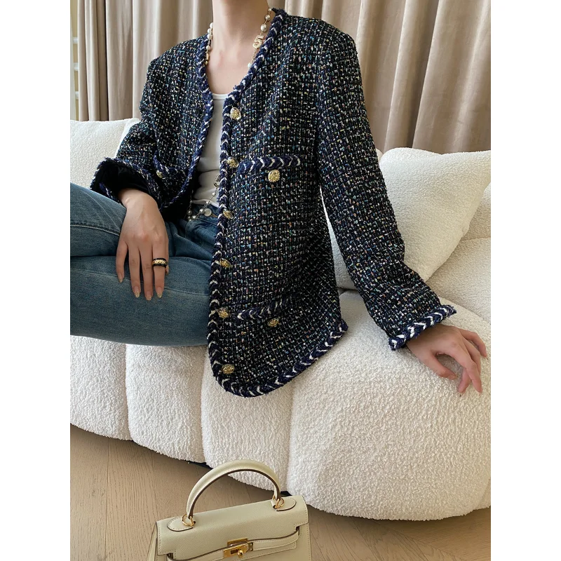 Рисунок 3 - Женское твидовое пальто с круглым вырезом