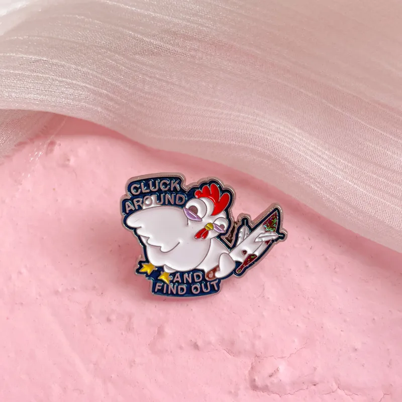 Забавная мультяшная белая эмалированная брошь в виде ножа на петух круглая и