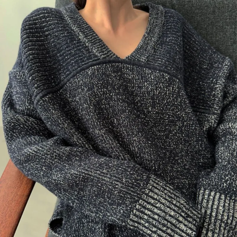 Женский трикотажный свитер с разрезом спереди и сзади длинным рукавом