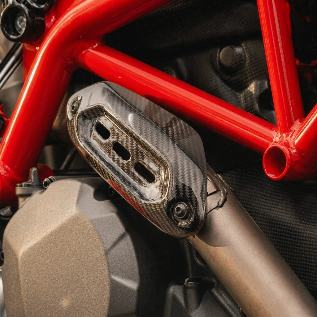 Фото Карбоновый теплозащитный экран выхлопной системы для мотоциклов Ducati Hypermotard 821 / 939 / 950 (2019-2026) №4