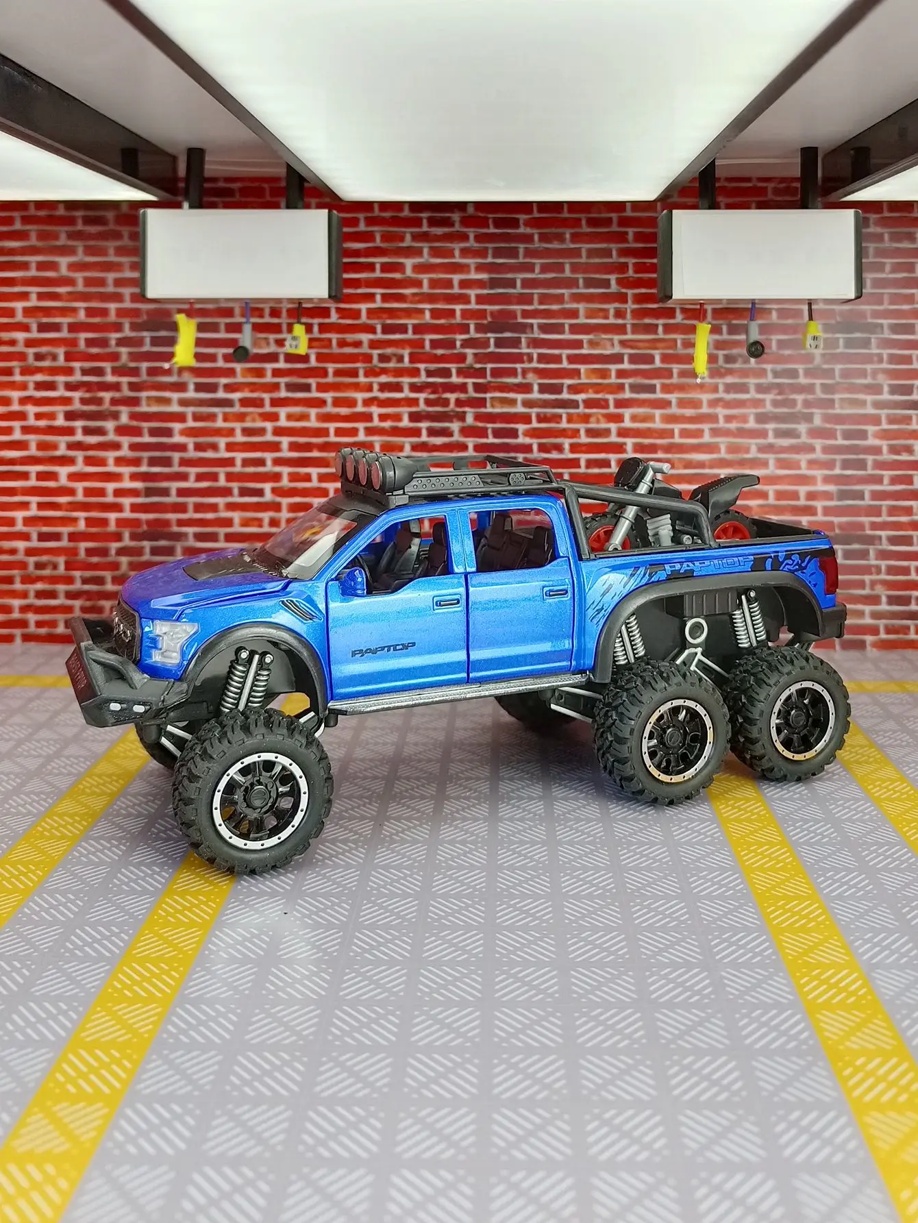 Модель автомобиля Ford Raptor 1:24 с функцией имитации, версия с мотоциклом, из сплава, с открывающимися дверями и капотом, со звуковыми и световыми эффектами, в комплекте с подарками. (art.: 3920dcb0affc9) - 3920dcb0affc9