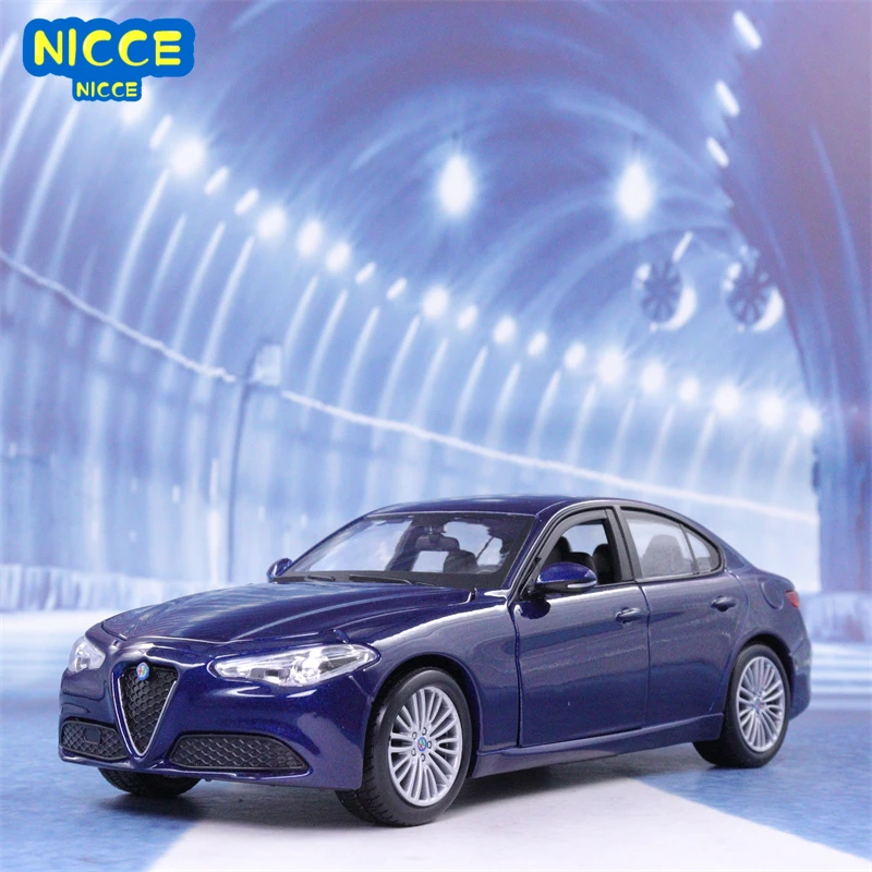 

Bburago 1:24 Alfa Romeo Giulia Sports Alloy Car Model Diecasts Vehicles Metal Toy Car Model Simulation Collection Kids Gift B166