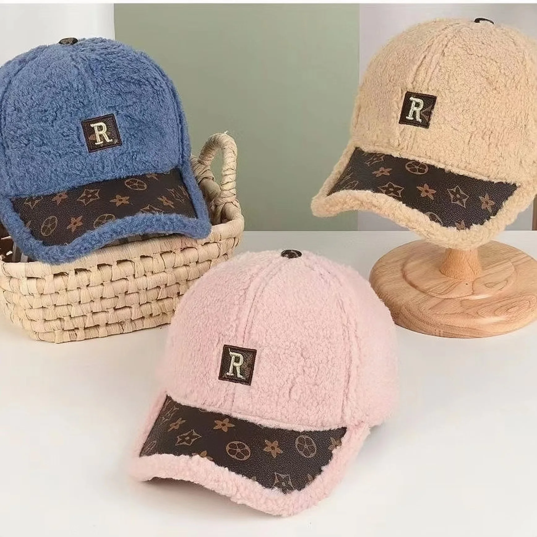 New lamb wool baseball cap embroidered old flower fashion cap, outdoor male and female couple hat
