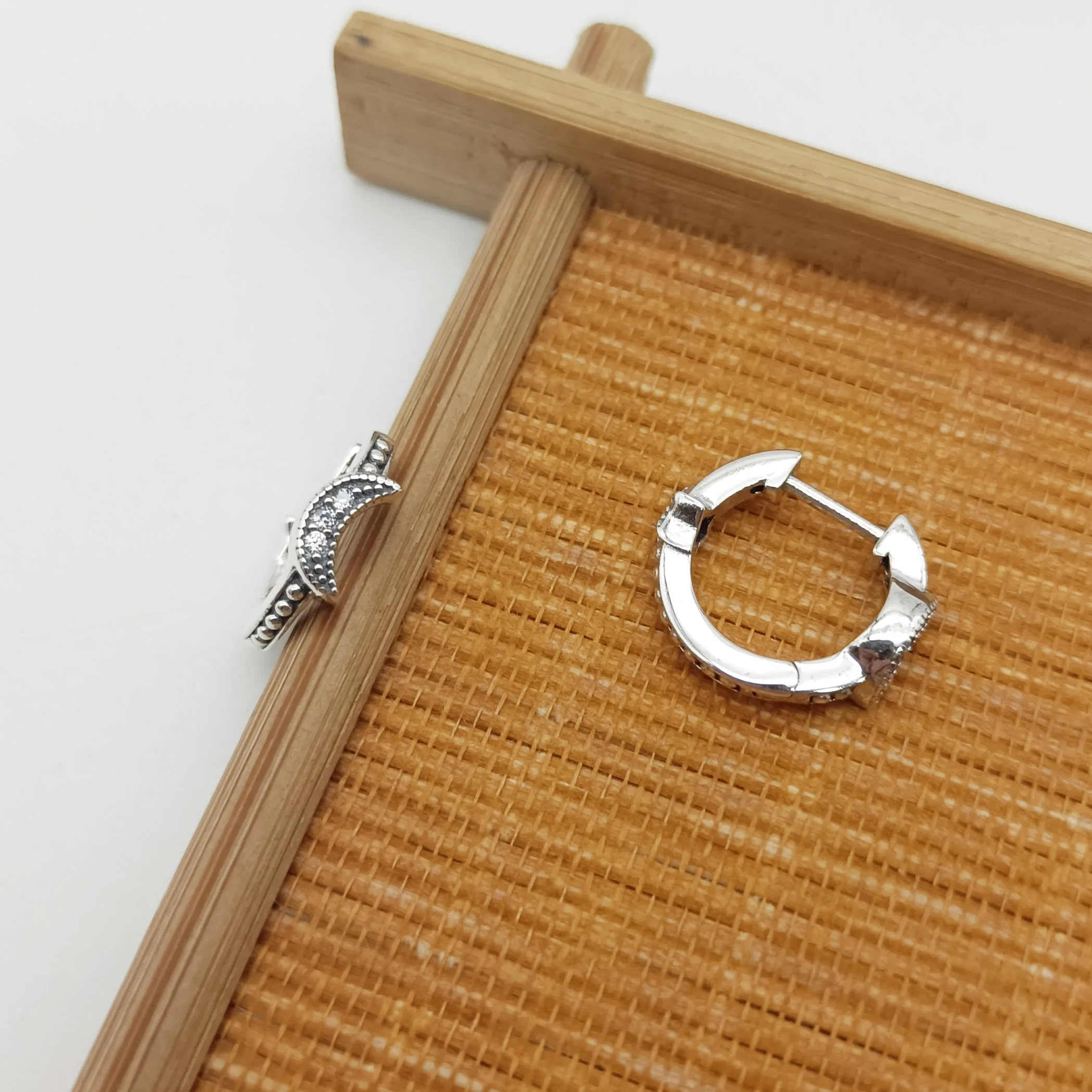 

Женские серьги-гвоздики с цветком Маргаритки