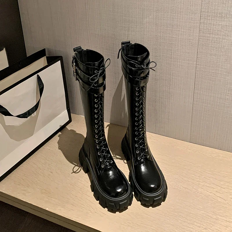Рыцарские сапоги в стиле панк Duo Queue с металлической пряжкой и ремешком на молнии.