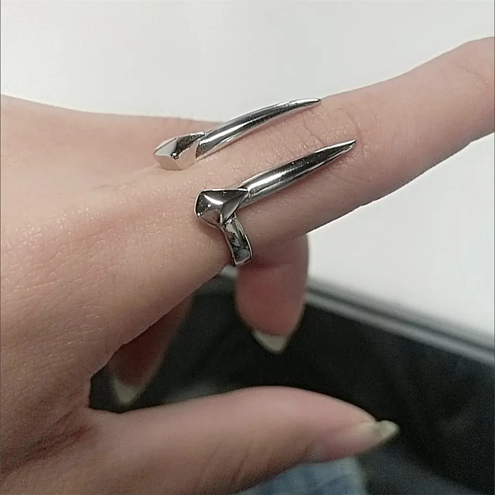

Cool Snake Fangs Ring for Woman Silver Color Animal Ring For Man Vintage Gothic Punk Geometric Spike Ring Retro Party Guard Ring