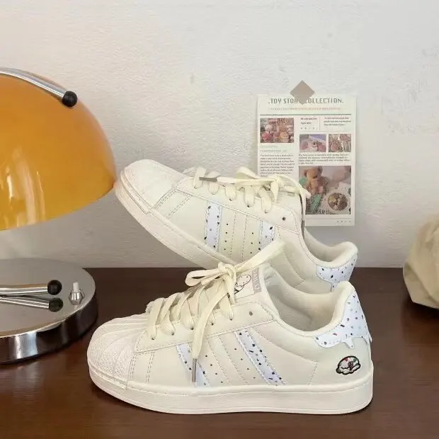 Женская обувь через плечо с круглым носком на танкетке 2024 разноцветные