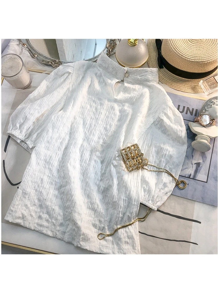 Женская голубая жаккардовая джинсовая юбка на подтяжках яркая белая футболка с