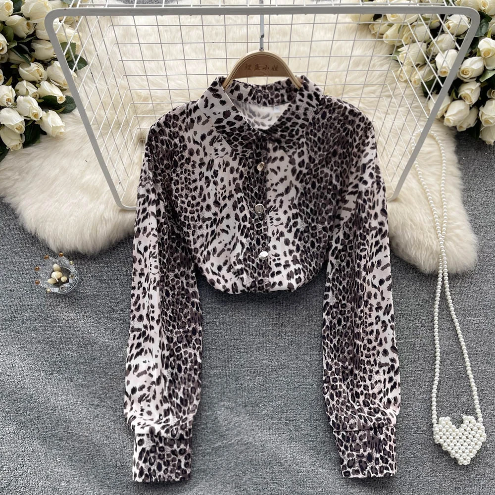 

Осенняя рубашка с длинным рукавом и леопардовым принтом