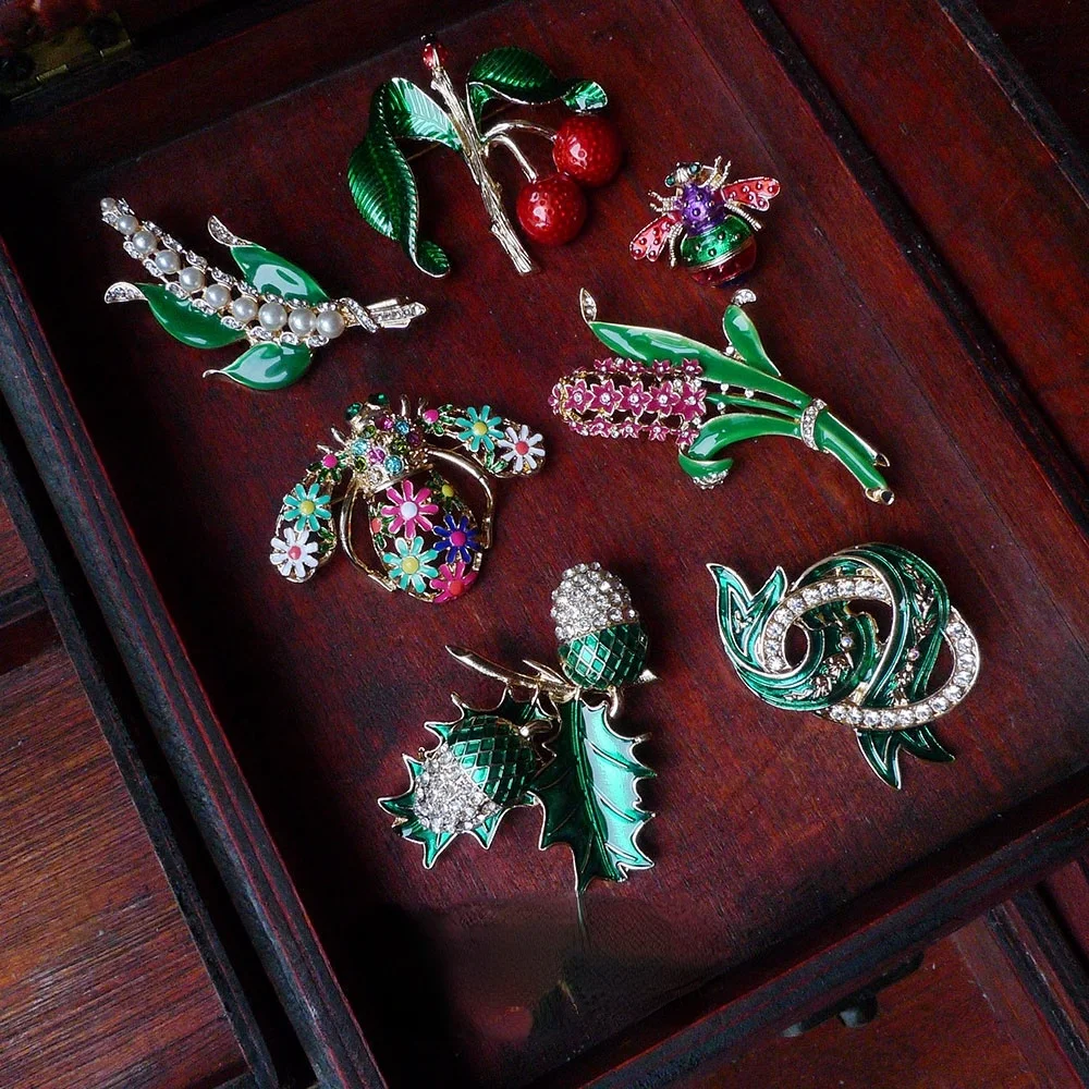 Rhinestone Bee Pine Tower Enamel Brooches Men Women's Alloy Plants Weddings Banquet Party Brooch Oak Acorns jw.org