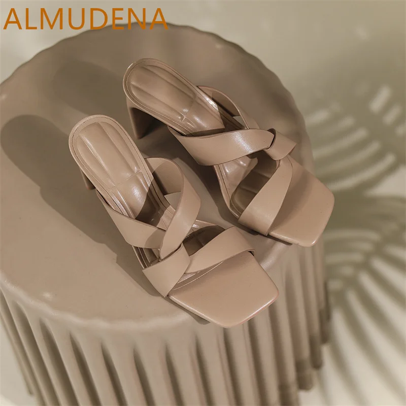 

Летние женские шлепанцы на квадратном каблуке с перекрестными ремешками