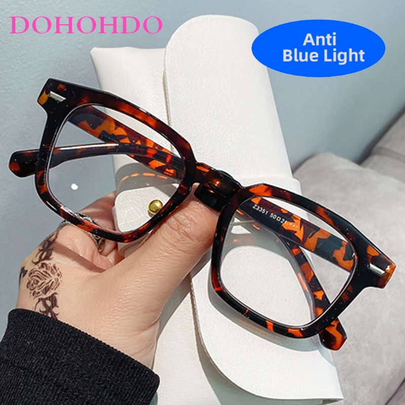 Классические очки в маленькой оправе с квадратными заклепками женские