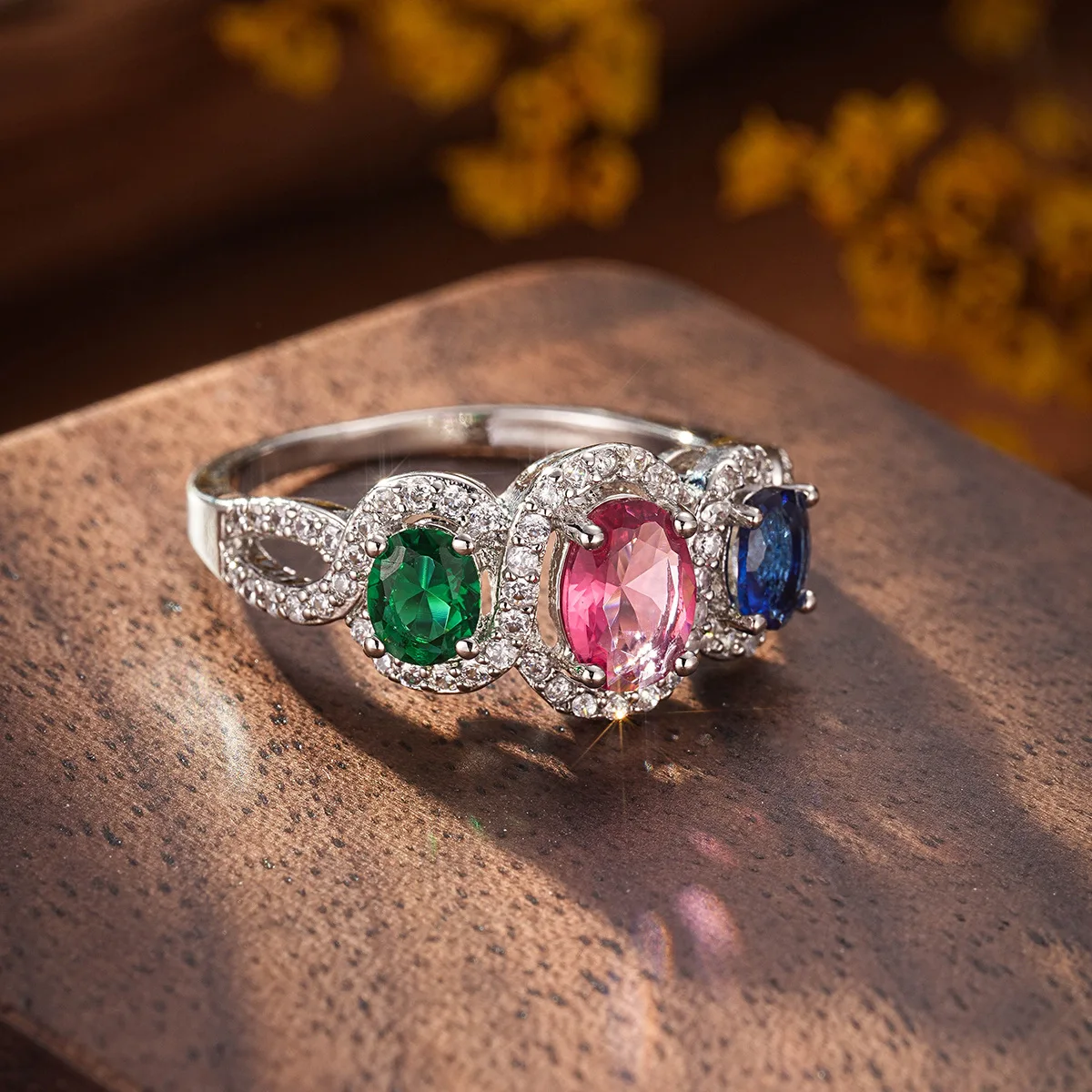 Женское кольцо с 3 камнями и фианитами