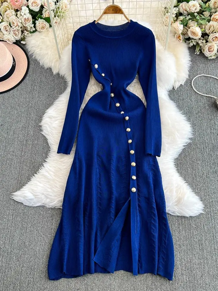 Женское однотонное платье с диагональными пуговицами