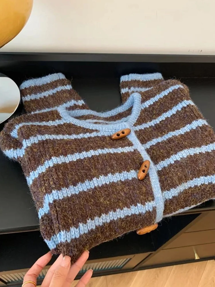 Контрастный цветной полосатый свитер с роговой пряжкой кардиган женский