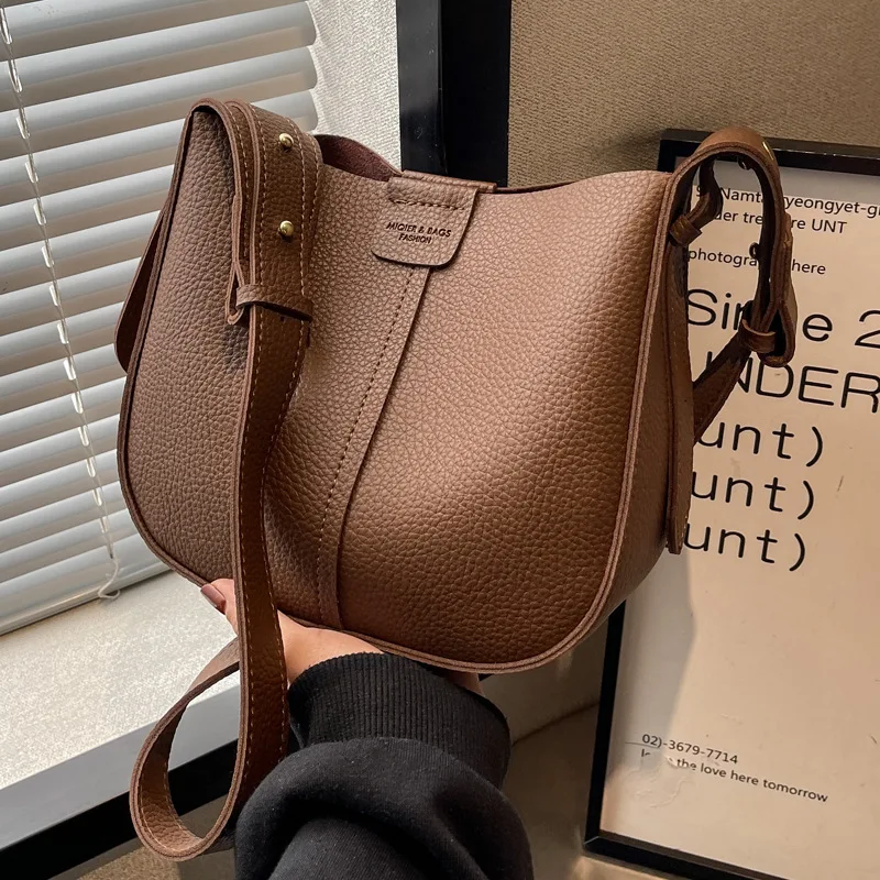 Фото Универсальная маленькая женская сумка 2026 года, новая весенняя модель, модная сумка через плечо, ретро-сумка для бизнеса и повседневного использования, сумка-ведро для поездок на работу. №2