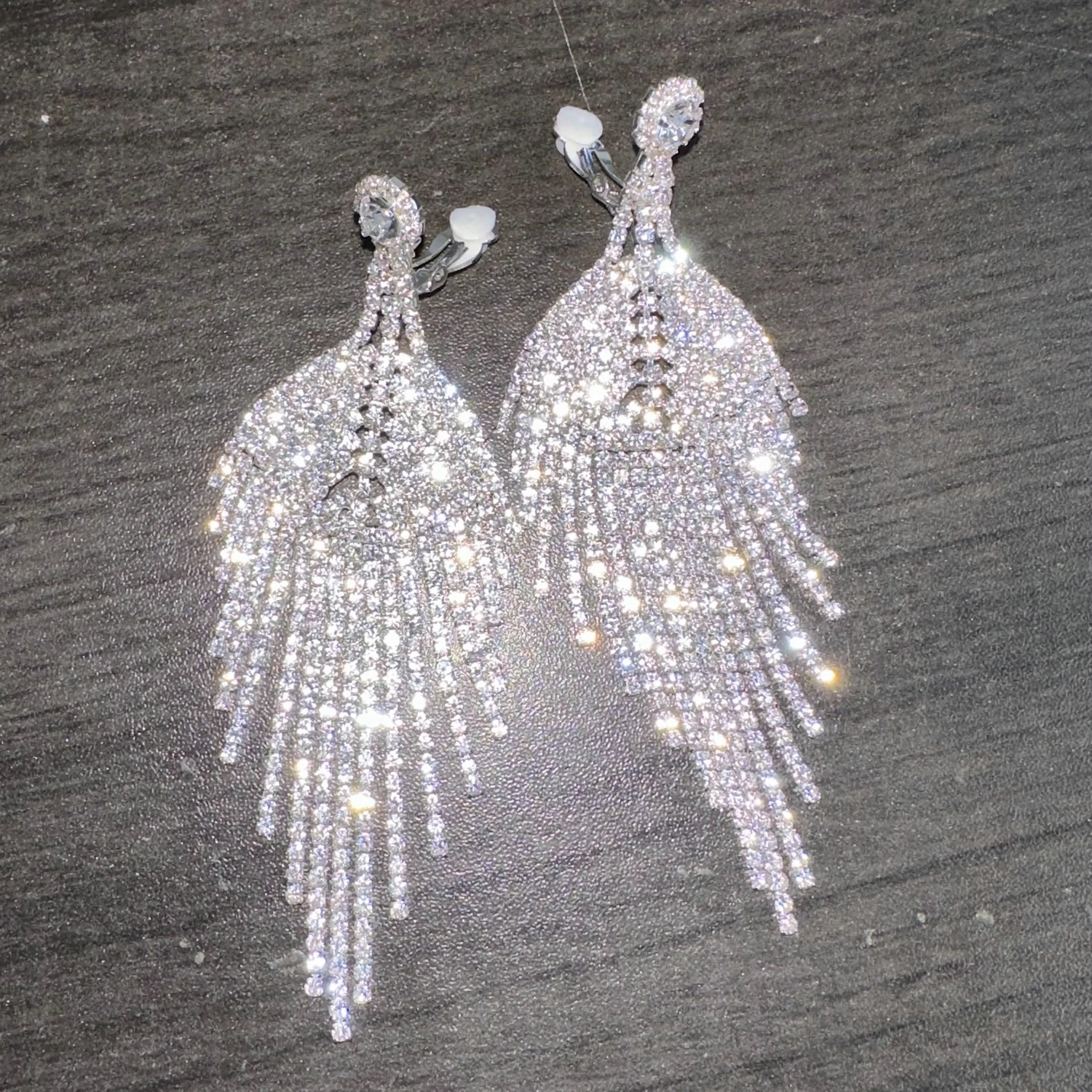 Роскошные женские длинные висячие серьги с бахромой и сверкающими кристаллами