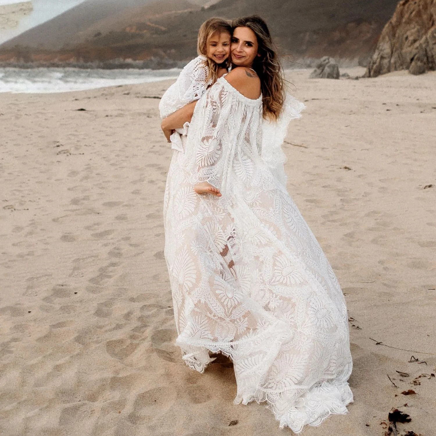 Платье детское цельнокроеное кружевное с расклешенными рукавами и V-образным