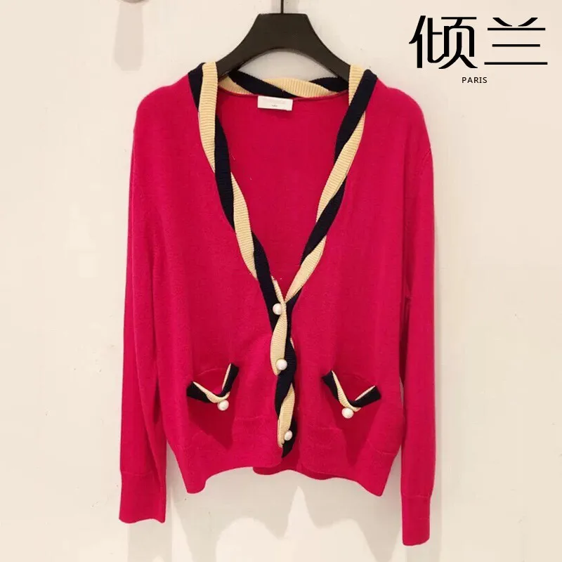 

Куртка женская трикотажная с V-образным вырезом и жемчугом