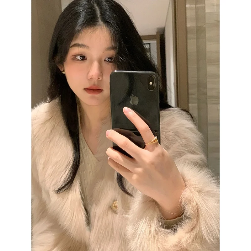 Искусственная верхняя одежда из искусственного лисьего меха. Женская