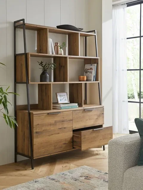 Современный деревянный книжный шкаф в индустриальном стиле с полками и ящиками