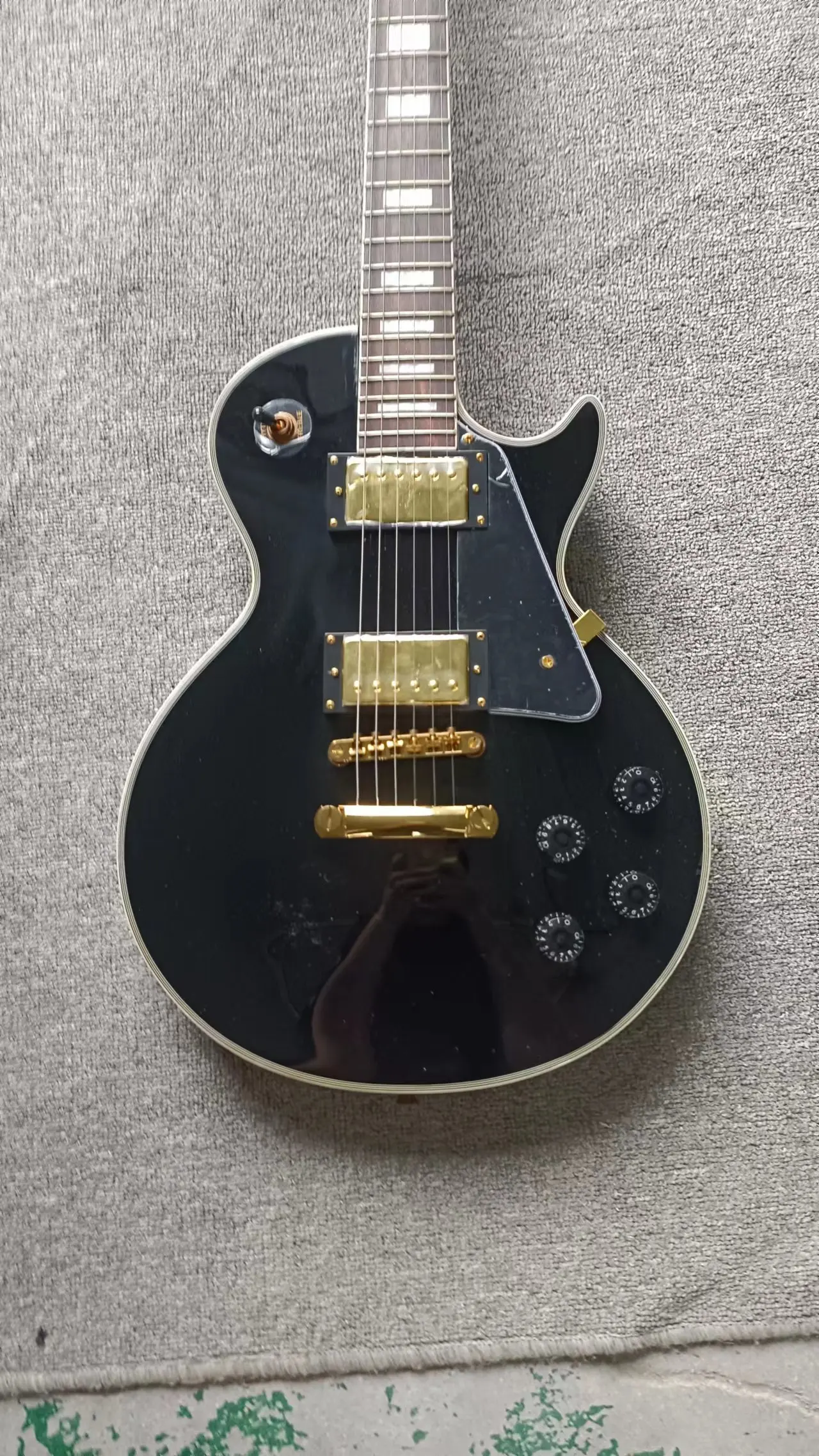 

LP all-in-one electric guitar, black body, white lulu edging, gold cartridge, rosewood fingerboard, gold accessories, real facto