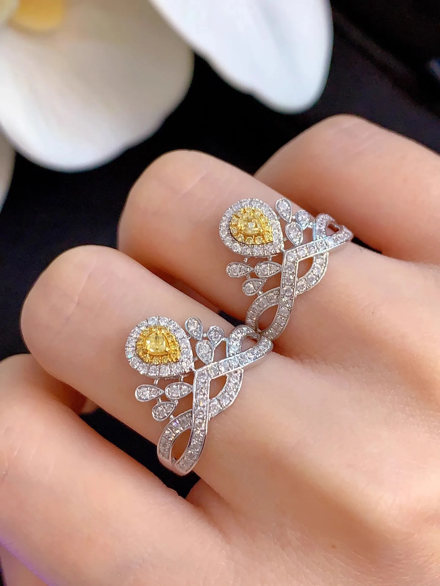 Кольцо женское из серебра 925 пробы с инкрустацией в виде короны 55 точек и желтыми