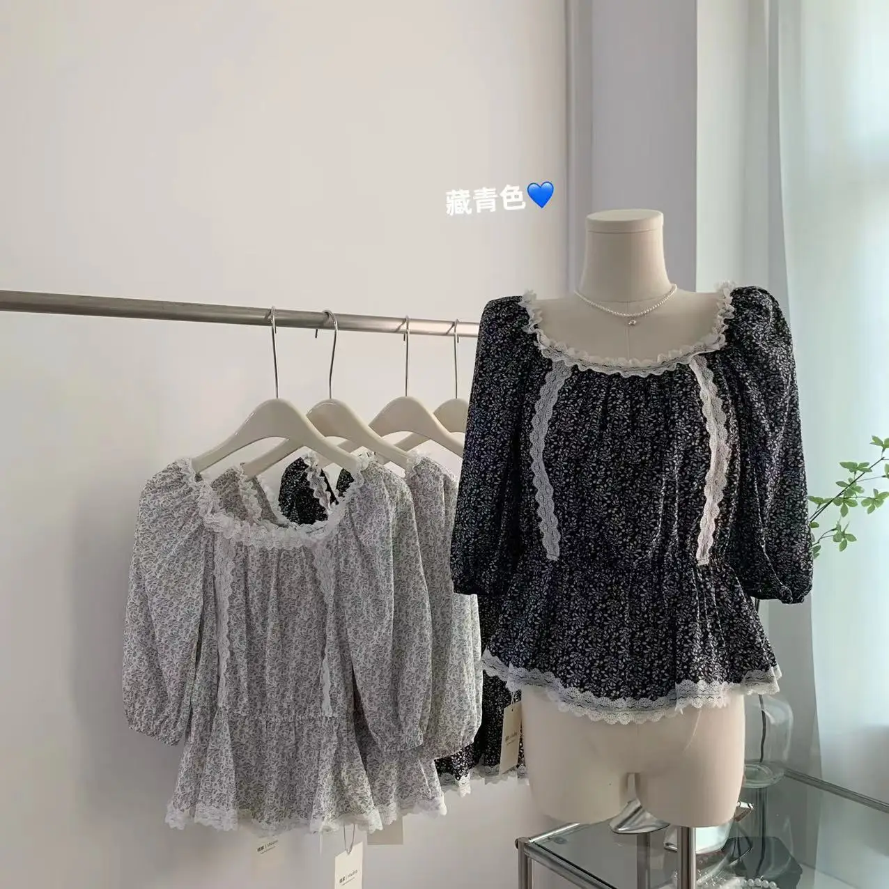 

Broken Flower Women's Summer French Retro Square Collar Shirt Clavicle Lace Waist Closed Bubble Sleeve Top