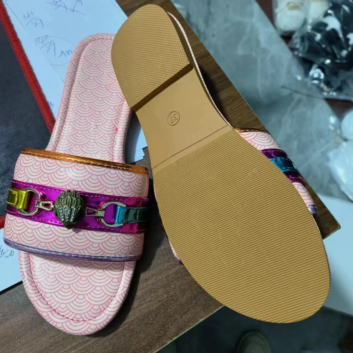 Женские босоножки на плоской подошве повседневные пляжные шлепанцы с цветными