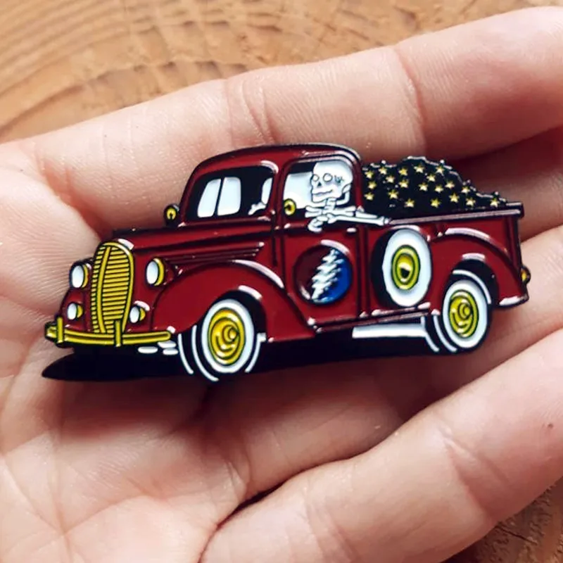 Эмалированная брошь-значок «грузовик»