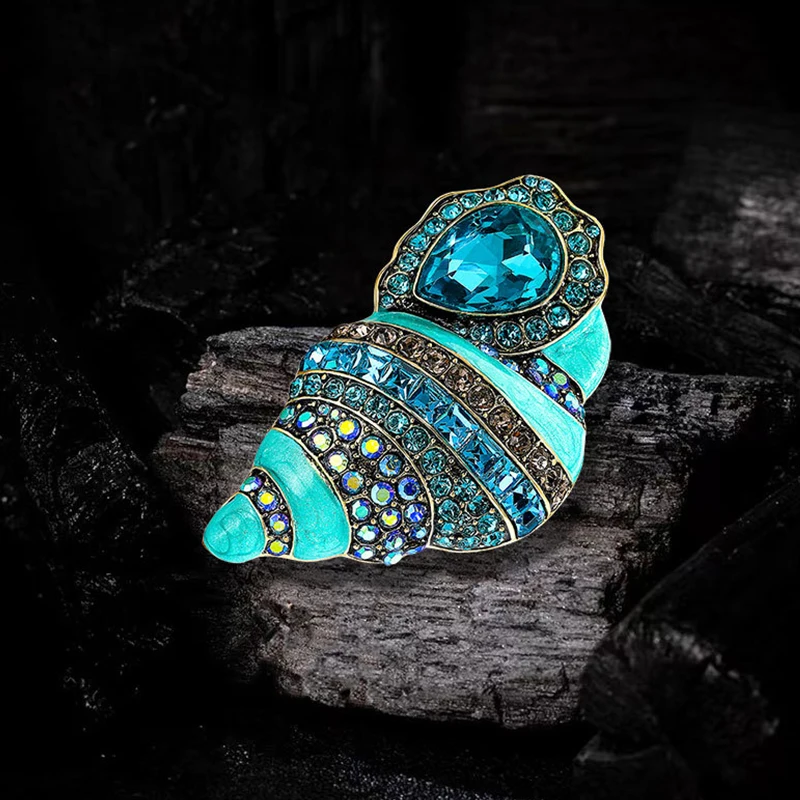 Эмалированная брошь в винтажном стиле