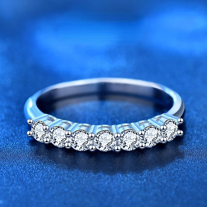 Женское кольцо из серебра 925 пробы с муассанитом