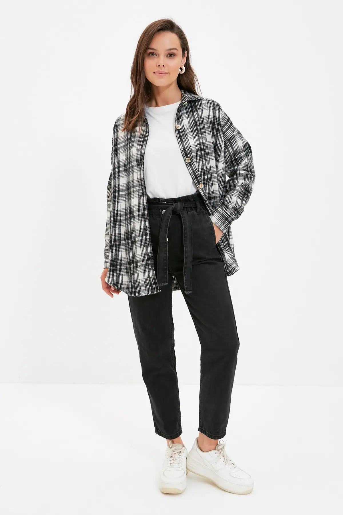 

Джинсы с арочными краями Trendyol Mom Fit Beli TCTAW22JE1054