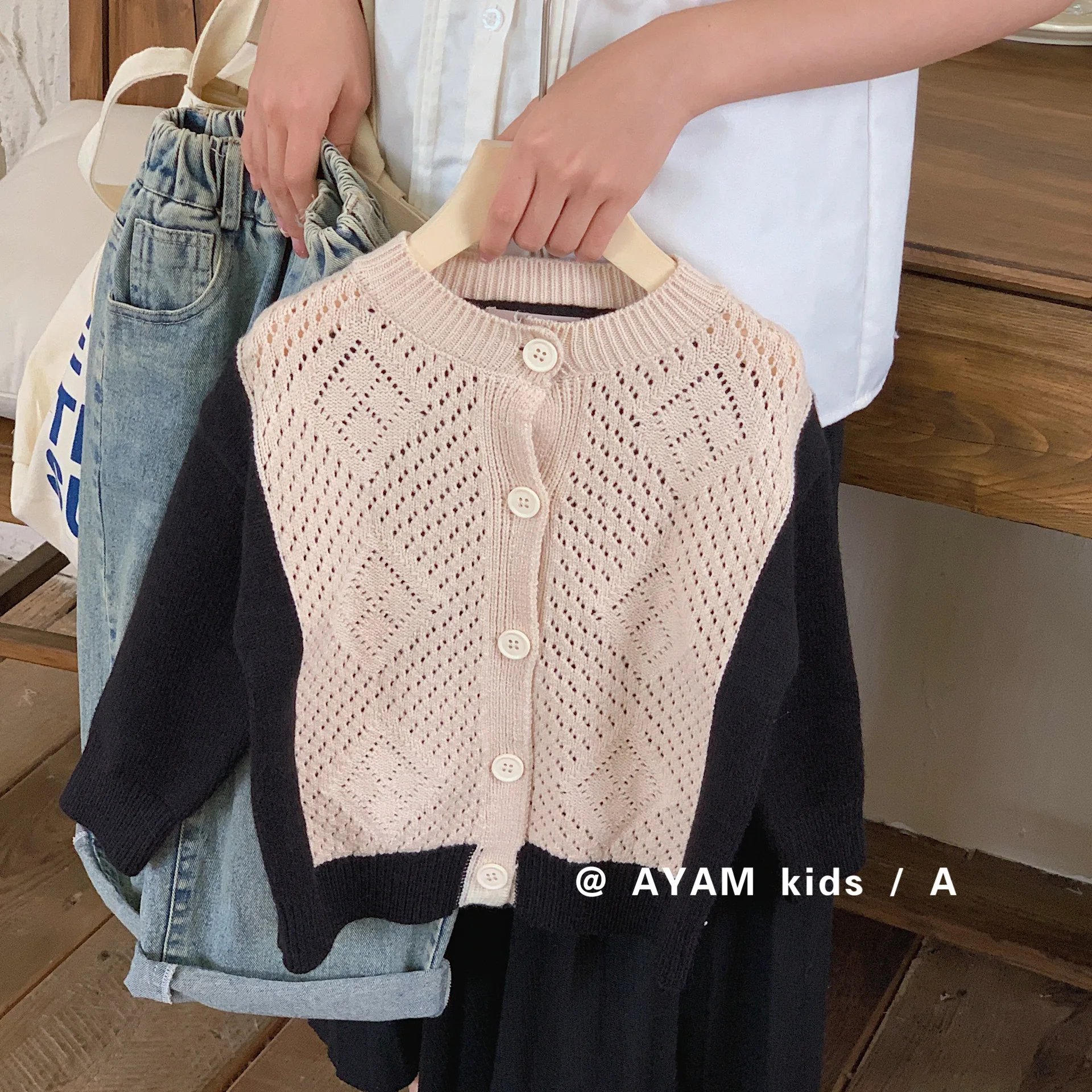 

Детская вязаная кофта с перфорацией, на весну/осень