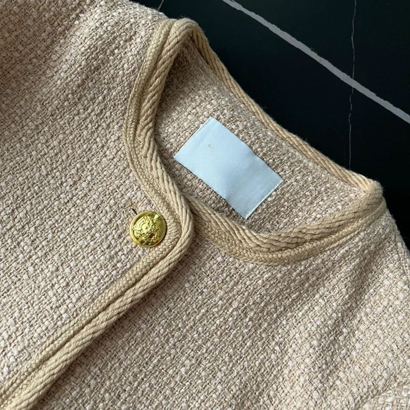 Рисунок 6 - Женское твидовое пальто с круглым вырезом