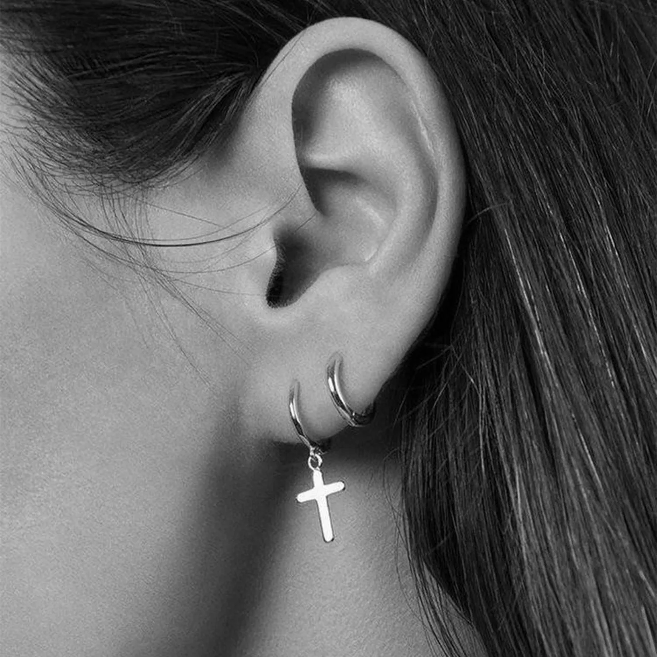 серьги на две дырки. сережки для пирсинга. сережки в ушах. две сережки. две сережки в одном ухе.