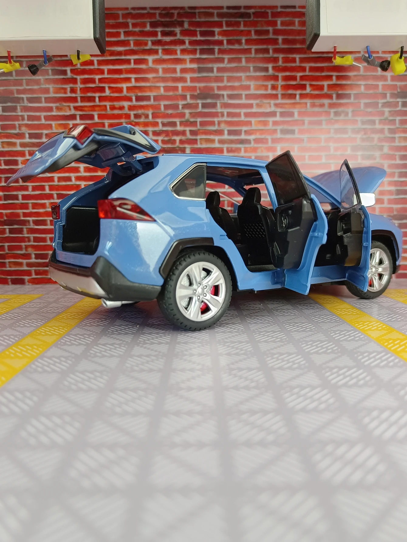 Модель автомобиля Toyota RAV4 из сплава металла в масштабе 1:24, двери, передний капот и багажник открываются, со звуковыми и световыми эффектами. (art.: 3920d9ebbe537) - 3920d9ebbe537