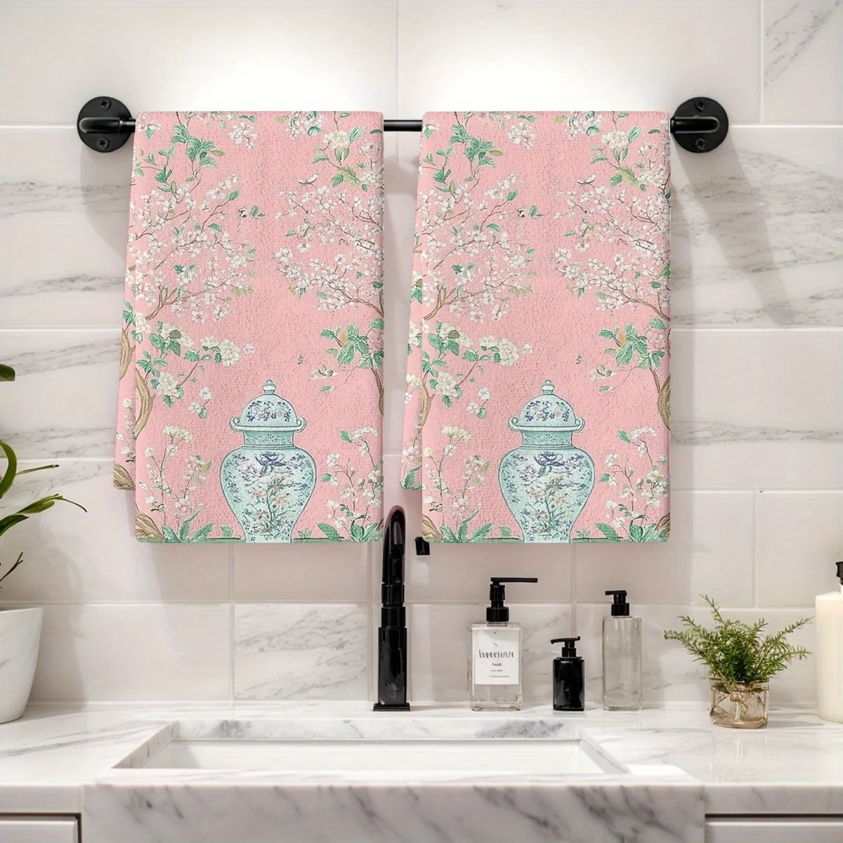 

Два декоративных кухонных полотенца синего и белого цвета