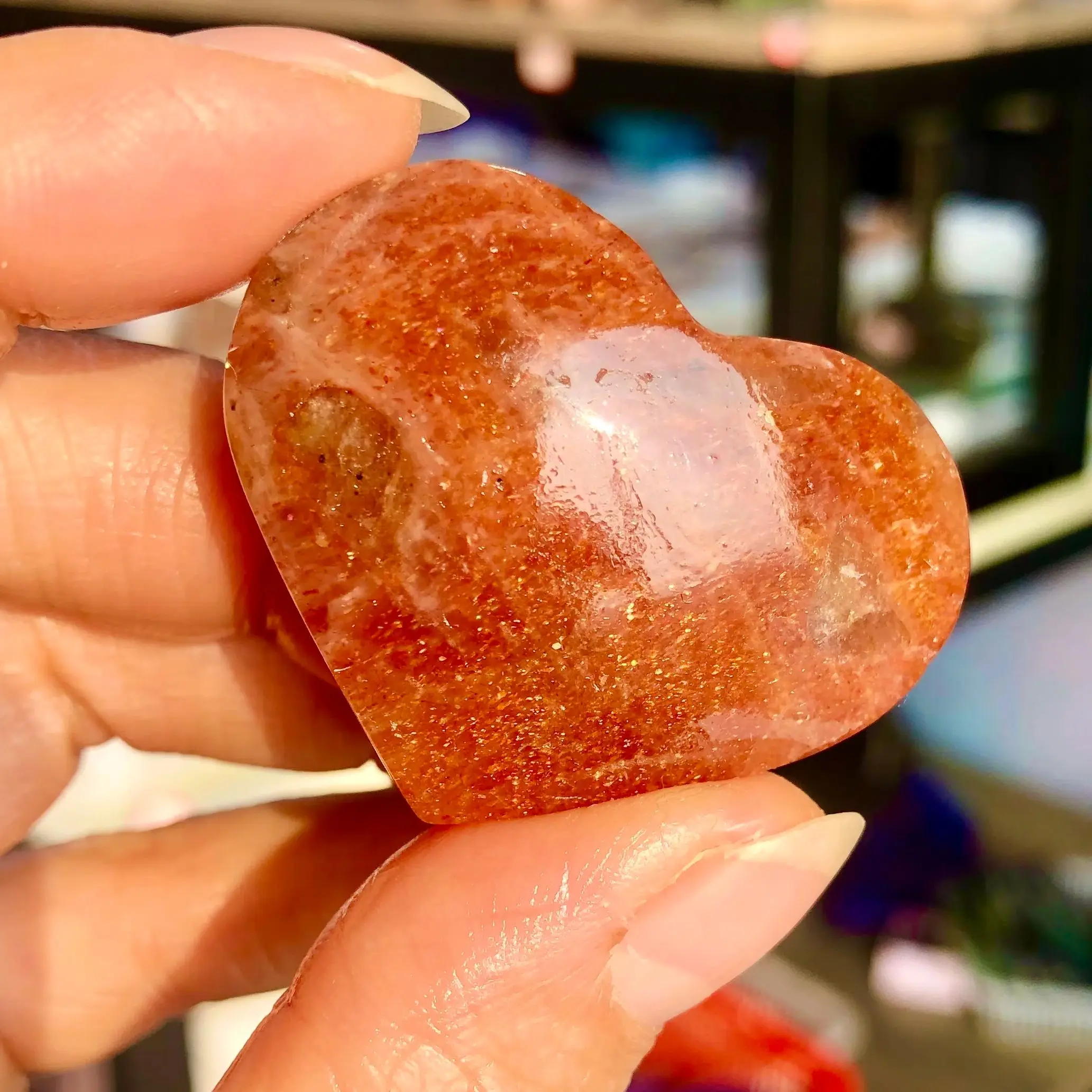 Натуральный золотой клубничный камень с карманными сердечками персиковый